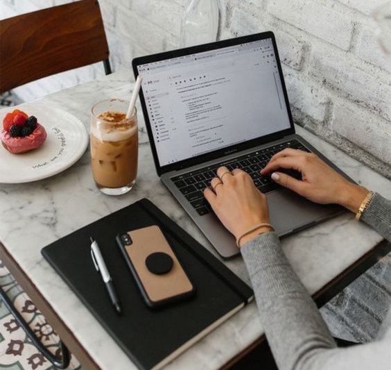 Entrepreneure travaillant sur la création d’une identité visuelle alignée avec son activité